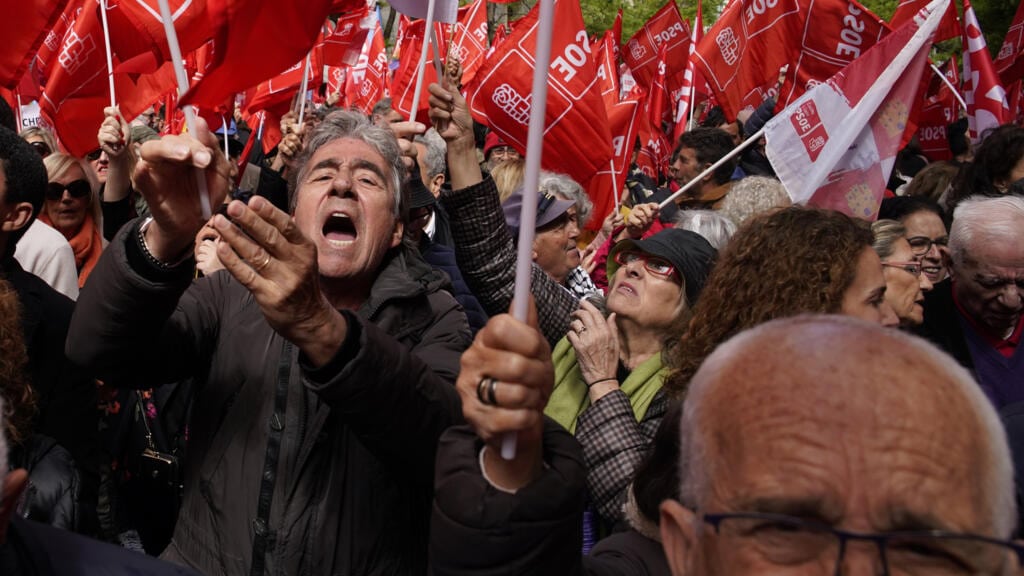 Infos france: les militants socialistes mobilisés pour convaincre Pedro Sanchez de ne pas démissionner