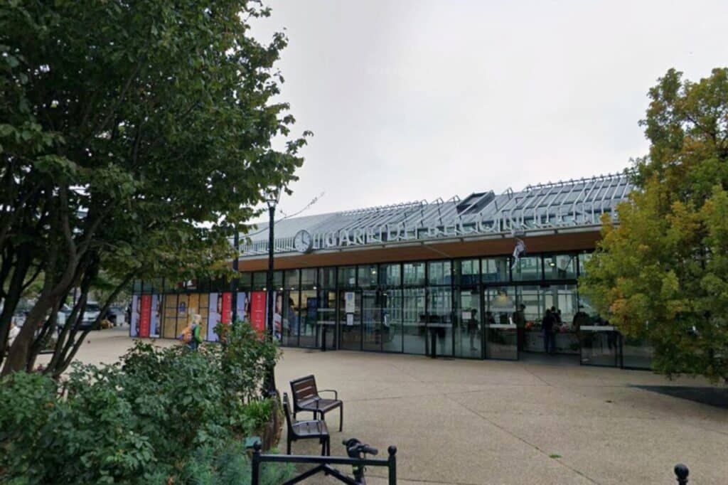Courbevoie; Isolés par la voie ferrée, ces habitants de Courbevoie doivent payer un titre de transport pour traverser la gare