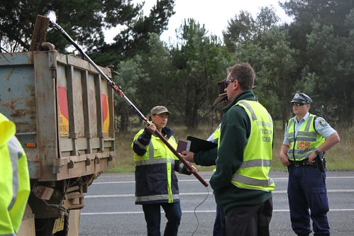 illegal waste dumping; Alison McLeod avec pole cam pendant l’opération White Squid