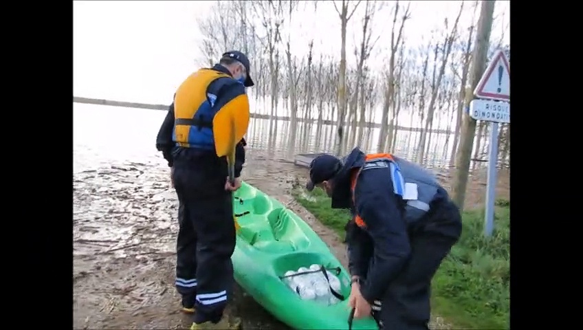 Dailymotion Marmande: la police municipale en canoë-kayak pour secourir les victimes d'inondations